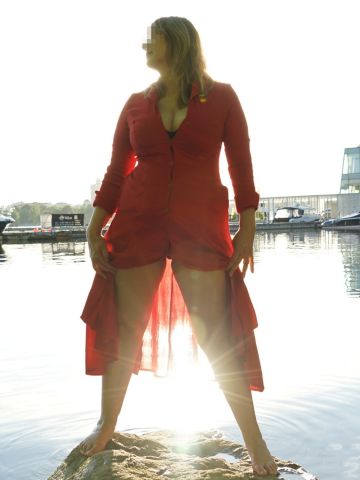 Эльвира Длинноногая Блондинка